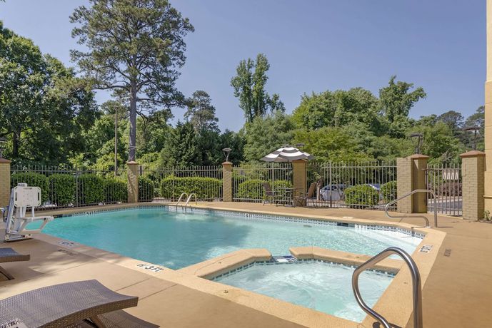 Imagen de la piscina del Hotel Comfort Suites Columbus State University Area. Foto 20