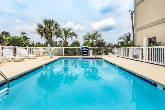 Imagen de la piscina del Hotel Comfort Suites, Conway. Foto 20