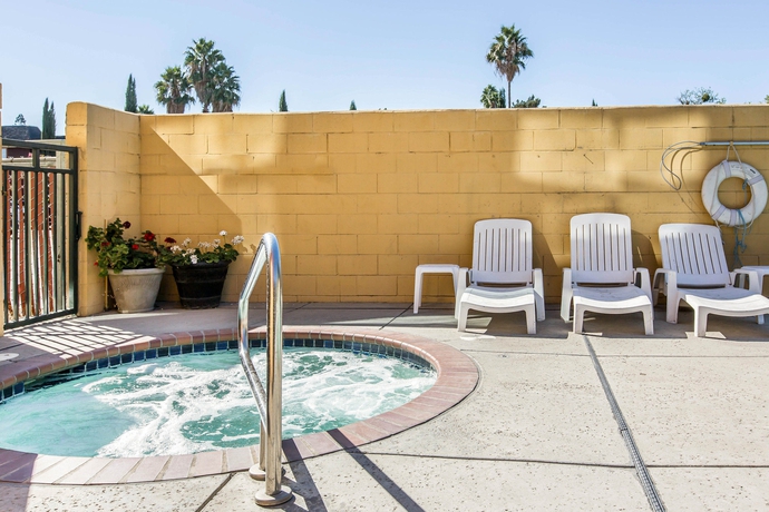Imagen de la piscina del Hotel Comfort Suites Downtown Sacramento. Foto 13
