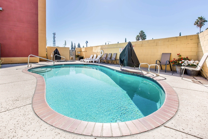 Imagen de la piscina del Hotel Comfort Suites Downtown Sacramento. Foto 14