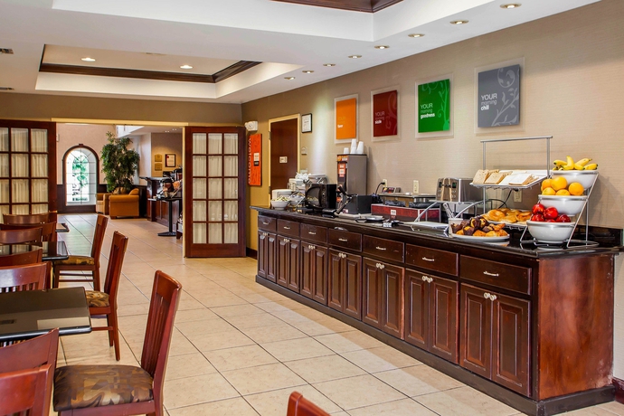 Imagen del bar/restaurante del Hotel Comfort Suites East Brunswick - South River. Foto 2