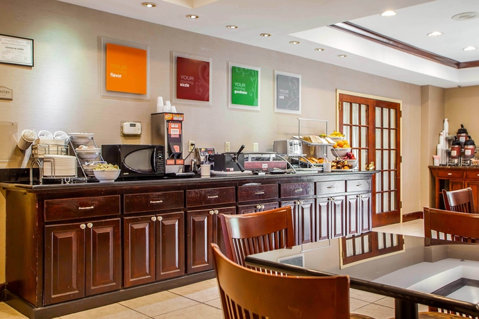 Imagen del bar/restaurante del Hotel Comfort Suites East Brunswick - South River. Foto 3