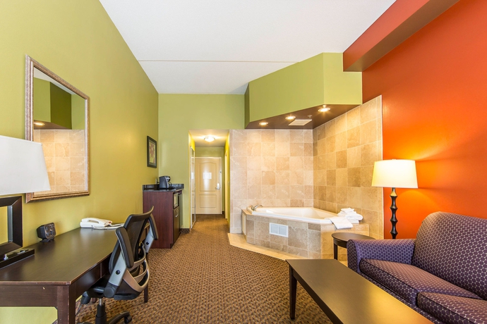 Imagen de la habitación del Hotel Comfort Suites East. Foto 7
