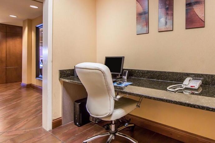 Imagen de los interiores del Hotel Comfort Suites East. Foto 16