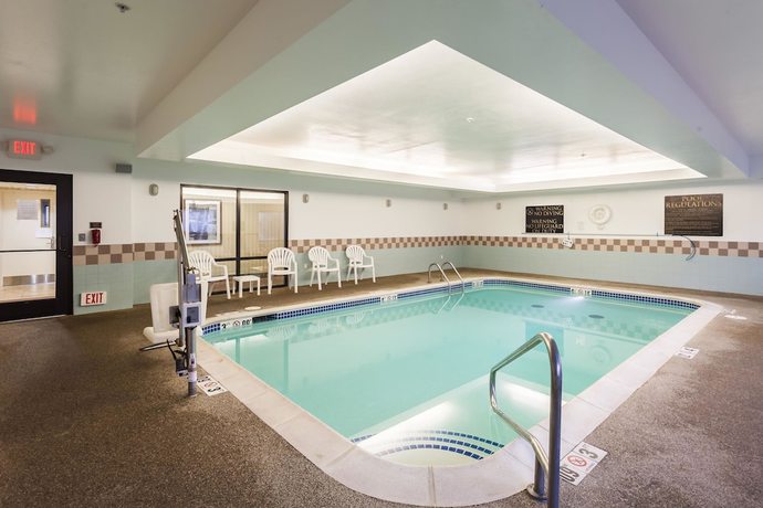 Imagen de la piscina del Hotel Comfort Suites East Lincoln - Mall Area. Foto 19