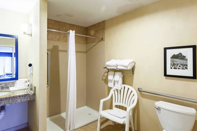 Imagen de la habitación del Hotel Comfort Suites East Lincoln - Mall Area. Foto 9
