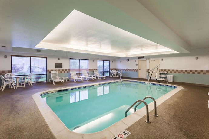 Imagen de la piscina del Hotel Comfort Suites East Lincoln - Mall Area. Foto 20