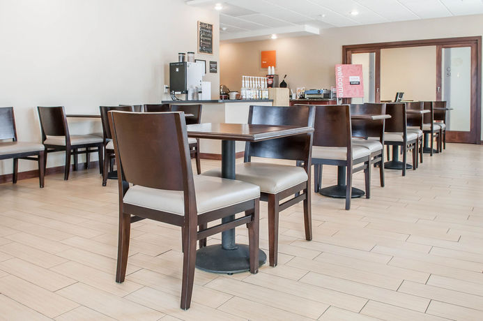 Imagen del bar/restaurante del Hotel Comfort Suites Farmington. Foto 3