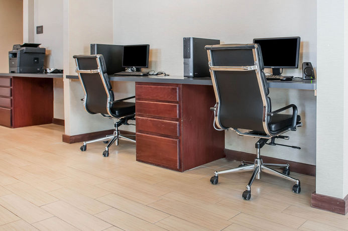 Imagen de los interiores del Hotel Comfort Suites Farmington. Foto 15