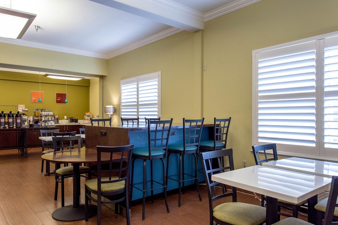 Imagen del bar/restaurante del Hotel Comfort Suites Fresno River Park. Foto 6