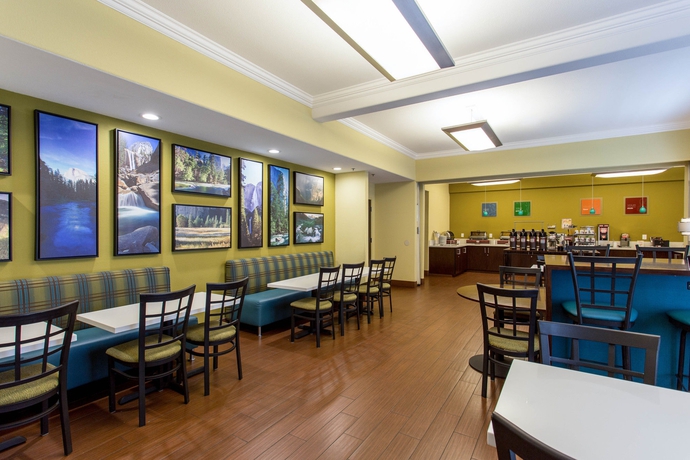 Imagen del bar/restaurante del Hotel Comfort Suites Fresno River Park. Foto 7