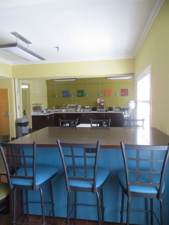 Imagen del bar/restaurante del Hotel Comfort Suites Fresno River Park. Foto 9