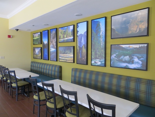 Imagen del bar/restaurante del Hotel Comfort Suites Fresno River Park. Foto 10
