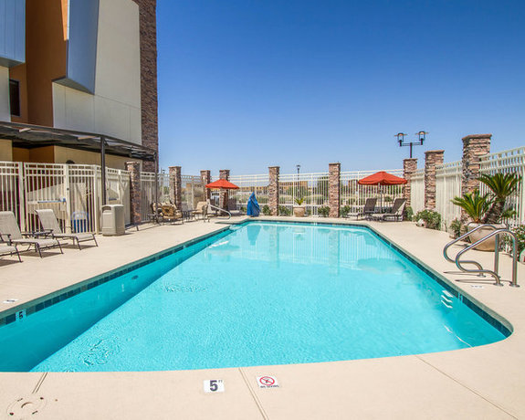 Imagen de la piscina del Hotel Comfort Suites Glendale - State Farm Stadium Area. Foto 9