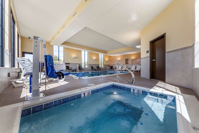 Imagen de la piscina del Hotel Comfort Suites, Grand Island. Foto 20