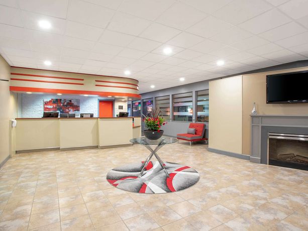 Imagen de los interiores del Hotel Comfort Suites Kingston Central. Foto 19