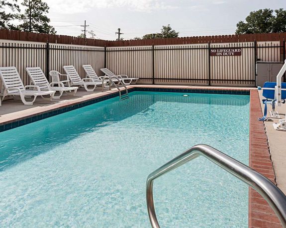 Imagen de la piscina del Hotel Comfort Suites Lake Charles. Foto 19