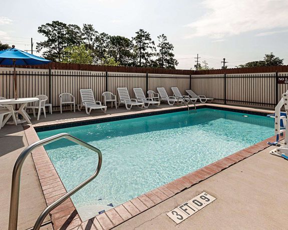 Imagen de la piscina del Hotel Comfort Suites Lake Charles. Foto 20