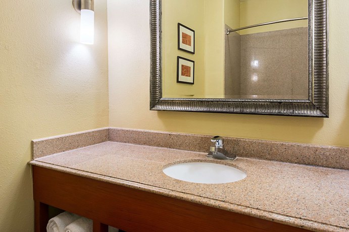 Imagen de la habitación del Hotel Comfort Suites Lake Charles. Foto 11