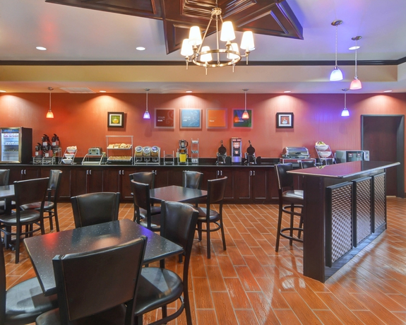 Imagen del bar/restaurante del Hotel Comfort Suites Lake Worth. Foto 3
