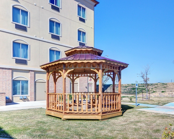 Imagen de los exteriores del Hotel Comfort Suites Lake Worth. Foto 12