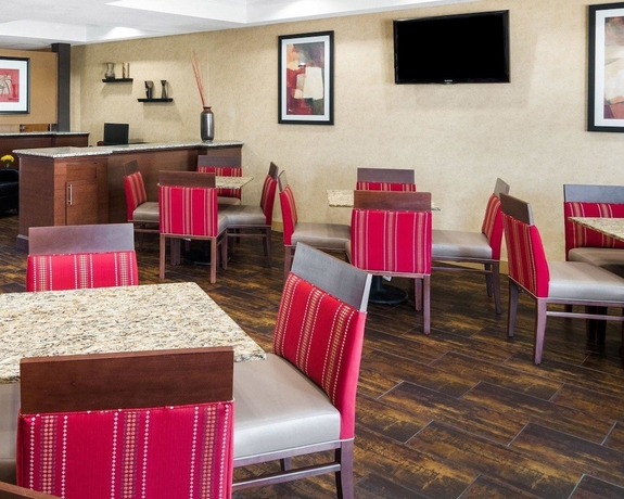 Imagen del bar/restaurante del Hotel Comfort Suites Las Colinas Center. Foto 7