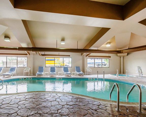Imagen de la piscina del Hotel Comfort Suites Louisville East. Foto 20