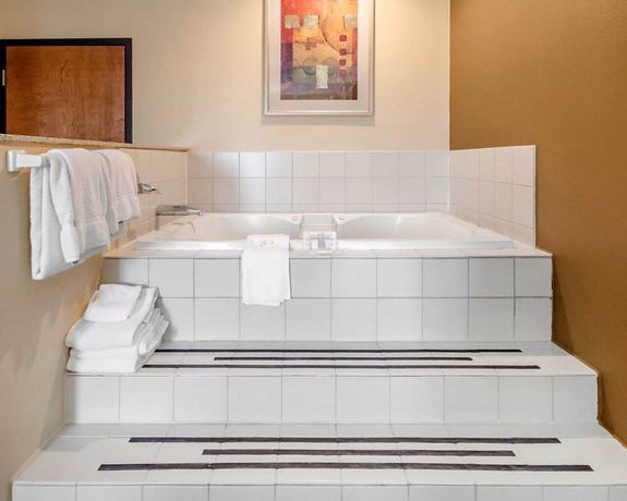 Imagen de la habitación del Hotel Comfort Suites Louisville East. Foto 17