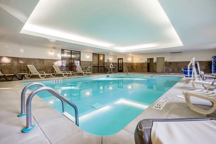 Imagen de la piscina del Hotel Comfort Suites Macon. Foto 16
