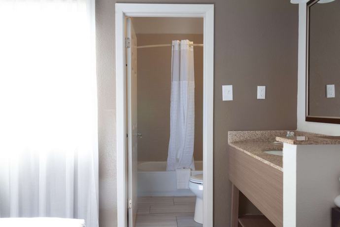 Imagen de la habitación del Hotel Comfort Suites Medical District near Mall of Louisiana. Foto 13