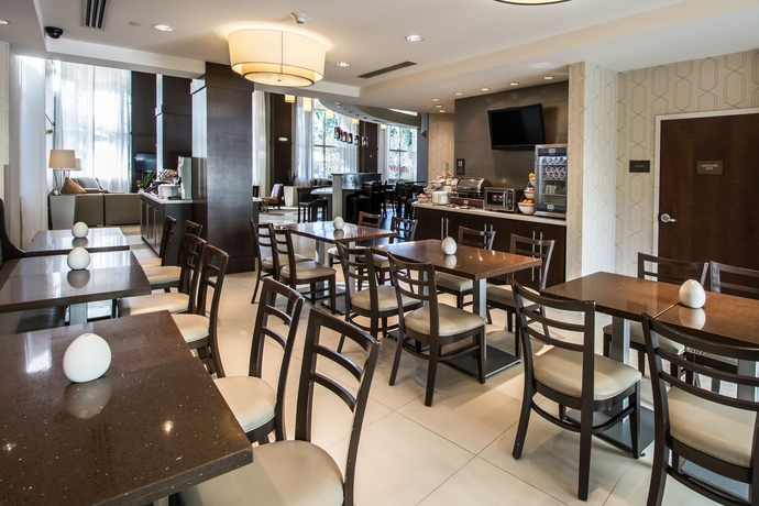 Imagen del bar/restaurante del Hotel Comfort Suites Miami Airport North. Foto 5