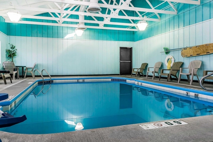 Imagen de la piscina del Hotel Comfort Suites Miamisburg - Dayton South. Foto 17