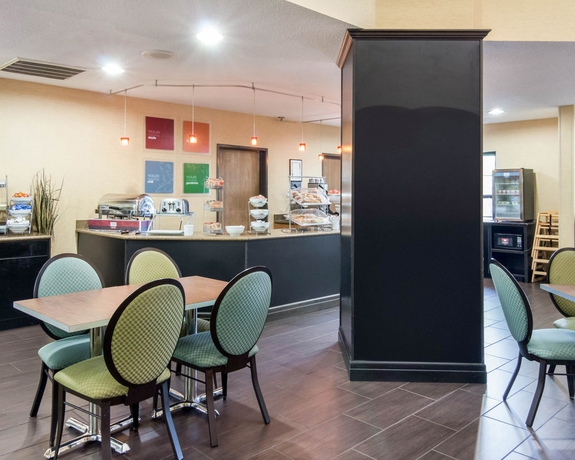 Imagen del bar/restaurante del Hotel Comfort Suites, Monroe. Foto 5