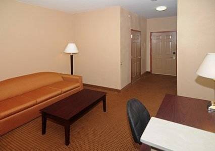 Imagen de la habitación del Hotel Comfort Suites Near Alliance. Foto 2