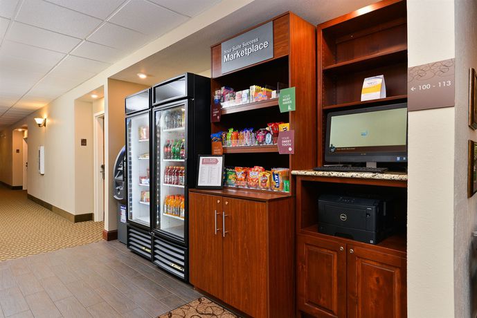 Imagen de los interiores del Hotel Comfort Suites Near Route 66. Foto 12