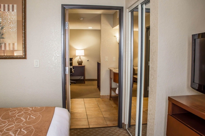 Imagen de la habitación del Hotel Comfort Suites Near Seaworld. Foto 11