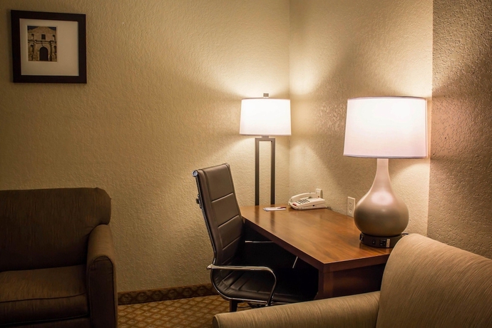 Imagen de la habitación del Hotel Comfort Suites Near Seaworld. Foto 12