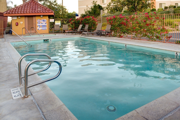 Imagen de la piscina del Hotel Comfort Suites Near Six Flags Magic Mountain. Foto 16