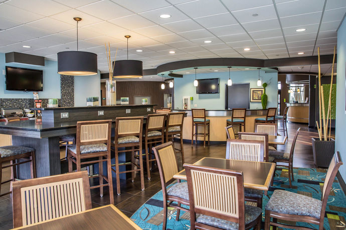 Imagen de los interiores del Hotel Comfort Suites, New Bern. Foto 12