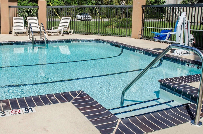 Imagen de la piscina del Hotel Comfort Suites North Mobile. Foto 18