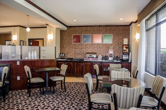 Imagen del bar/restaurante del Hotel Comfort Suites North Mobile. Foto 2