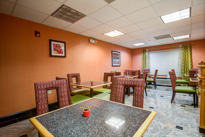 Imagen del bar/restaurante del Hotel Comfort Suites Northside Hospital Gwinnett. Foto 2