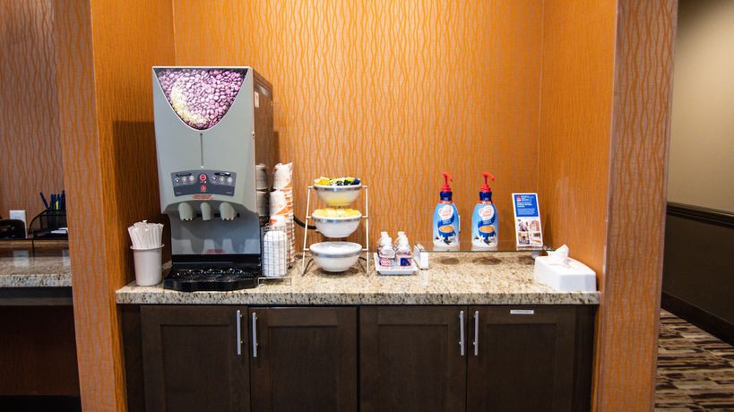 Imagen del bar/restaurante del Hotel Comfort Suites Northwest Houston At Beltway 8. Foto 2