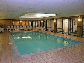 Imagen de la piscina del Hotel Comfort Suites (Oakbrook Terrace). Foto 6
