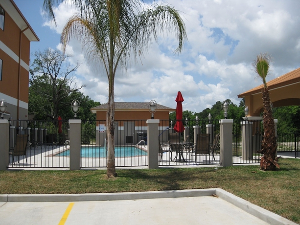 Imagen de la piscina del Hotel Comfort Suites Oil Center. Foto 17