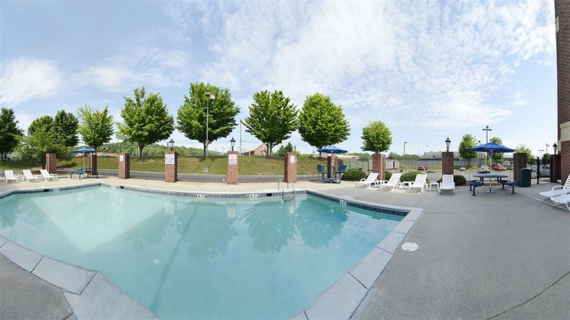 Imagen de la piscina del Hotel Comfort Suites Outlet Center. Foto 13