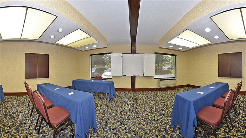 Imagen de los interiores del Hotel Comfort Suites Outlet Center. Foto 10
