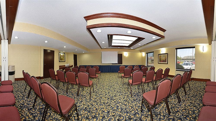 Imagen de los interiores del Hotel Comfort Suites Outlet Center. Foto 12