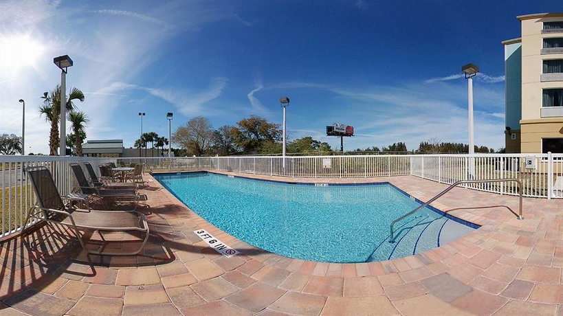 Imagen de la piscina del Hotel Comfort Suites Palm Bay - Melbourne. Foto 15