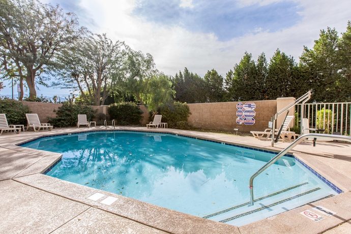 Imagen de la piscina del Hotel Comfort Suites Palm Desert I-10. Foto 15